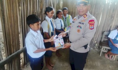 Polres-TTS-Peduli-Pendidikan,-Pelajar-SMP-Negeri-Noeliu-Terima-Bantuan-Seragam-dan-Alat-Tulis