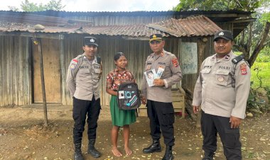 Kapolda-NTT-Dukung-Pendidikan,-Polres-Belu-Serahkan-Bantuan-Tas-dan-Alat-Tulis-kepada-Siswa-SDI-Haliulun