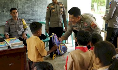 Polri-Peduli-Pendidikan:-Kapolres-Manggarai-Barat-Serahkan-Bantuan-Perlengkapan-Sekolah-untuk-Siswa-TRK-Lobohusu