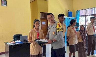Kapolda-NTT-Apresiasi-Polres-Nagekeo-Beri-Bantuan-Perlengkapan-Sekolah-untuk-Siswa-Kurang-Mampu-di-SMAN-3-Aesesa