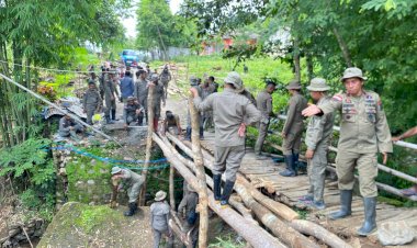 Wujud-Nyata-Kepedulian-Polri-untuk-Masyarakat,-Satuan-Brimob-Polda-NTT-Bangun-Jembatan-Sementara-di-Desa-Weaituan