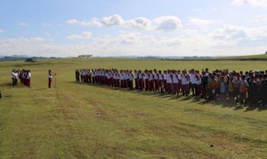 Polres-Sumba-Barat-Bersama-TNI-dan-Masyarakat-Kerja-Bakti-Bersihkan-Arena-Pasola-Hobakala