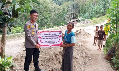 Kapolda-NTT-Serahkan-Bantuan-Pembangunan-Dua-Rumah-Layak-Huni-di-Manggarai