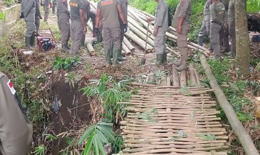 Wujud-Nyata-Kepedulian-untuk-Masyarakat-Manggarai,-Brimob-Polda-NTT-Perbaiki-Jembatan-Penghubung-di-Kampung-Kedutu