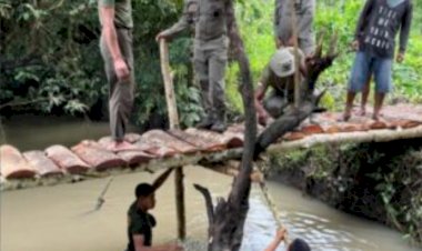 Brimob-Polda-NTT-Bangun-Jembatan-Penyeberangan-untuk-Warga-Wairasa