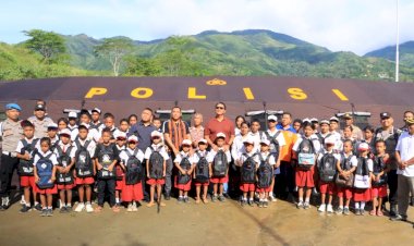 Polri-Hadir-untuk-Pendidikan-dan-Masyarakat:-Wakapolda-NTT-Dirikan-Tenda-Darurat-di-SMPN-048-Sa-Ate-Gai-Kiu-Pascabencana