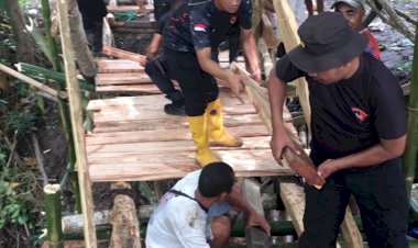Brimob-Polda-NTT-Bangun-Jembatan-Penyeberangan-Warga-di-Mbarata,-Perkuat-Akses-dan-Keselamatan-Anak-Sekolah