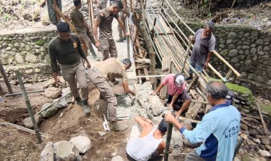 Pembangunan-Jembatan-Penghubung-di-Lipa,-Brimob-Polda-NTT-Hadirkan-Akses-Aman-bagi-Warga-dan-Pelajar-Alor