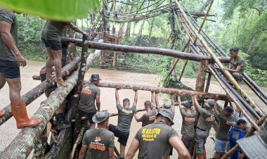 Tembus-Hujan-dan-Arus-Deras,-Brimob-Polda-NTT-Bangun-Jembatan-Darurat-untuk-Anak-Sekolah-di-Sumba-Barat-Daya