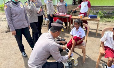 Polwan-Polres-Lembata-Jadi-Guru-Sehari-di-SDN-1-Waijarang,-Beri-Bantuan-Perlengkapan-Sekolah-dan-Tanamkan-Edukasi-Hukum-serta-Cegah-Bullying-Sejak-Dini
