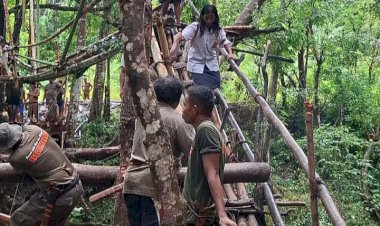 Brimob-Polda-NTT-Bangun-Jembatan-Darurat-di-Desa-Dikira-Sumba-Barat-Daya,-Akses-Anak-Sekolah-Segera-Terbuka