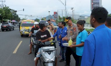 Kapolres-Alor-dan-GAMKI-Berbagi-Takjil,-Perkuat-Toleransi-di-Bulan-Suci-Ramadhan
