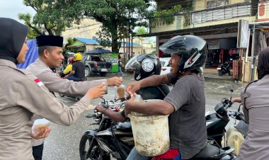 Ramadhan-Penuh-Berkah:-Polda-NTT-Bagi-Bagi-Takjil--untuk-Masyarakat-Kupang