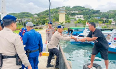 Polairud-Polda-NTT-Tebar-Takjil-di-Pesisir-dan-Lautan,-Wujud-Kepedulian-di-Bulan-Suci-Ramadhan