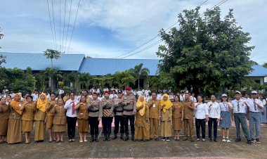 Polisi-Hadir-di-SMAN-8-Kupang,-Sampaikan-Pesan-Kamtibmas-dan-Cegah-Kekerasan-terhadap-Perempuan-dan-Anak