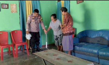 Kapolda-NTT-Apresiasi-Kepedulian-Kapolres-Rote-Ndao-Berikan-Tongkat-Bantu-Jalan-kepada-Warga-Batulilok