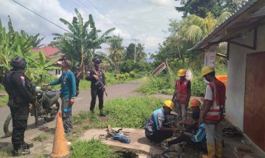 Brimob-Polda-NTT-Amankan-Pemulihan-Infrastruktur-Pasca-Konflik-Warga-di-Flores-Timur