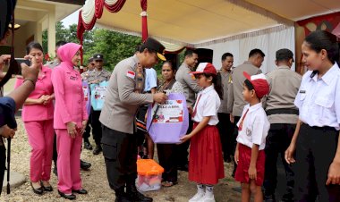 Kapolda-NTT-Berbagi-Tali-Asih-di-Peresmian-Pospol-Umbu-Ratu-Nggay-Barat,-Wujud-Semangat-“NTT-Penuh-Kasih”