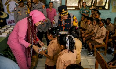 Polri-Peduli-Pendidikan,-Kapolres-Nagekeo-Salurkan-Bantuan-Kapolda-NTT-kepada-Siswa-SDI-Mauponggo