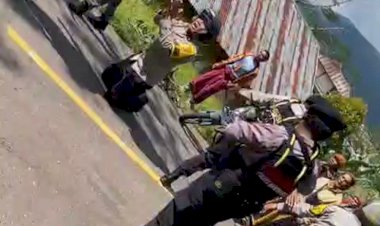 Di-Antara-Dua-Massa-yang-Nyaris-Bentrok,-Polisi-Berlutut-Demi-Mencegah-Pertumpahan-Darah