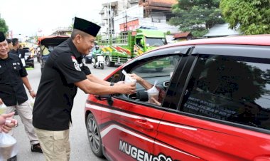 Berbagi-di-Bulan-Ramadhan,-Bid-TIK-Polda-NTT-Bagikan-Ratusan-Takjil-untuk-Masyarakat