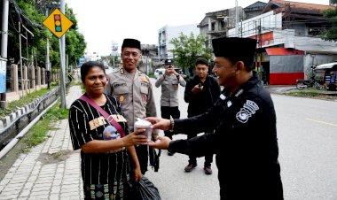 Wujud-Kepedulian-di-Bulan-Suci-Ramadhan,-Bidhumas-Polda-NTT-Bagikan-200-Paket-Takjil-kepada-Masyarakat-Pengguna-Jalan