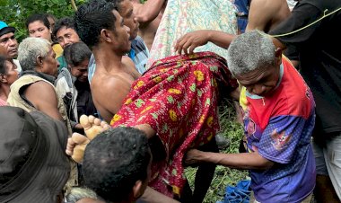 Aksi-Cepat-Personel-Brimob-Polda-NTT-Evakuasi-Korban-Tenggelam-di-Kupang