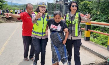 Sigap-dan-Humanis,-Polwan-Polda-NTT-Evakuasi-Ibu-Hamil-yang-Hendak-Melahirkan-di-Lokasi-Jembatan-Ambruk-Naibonat