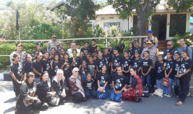 Kapolda-NTT-Sapa-Panitia,-Pengunjung,-dan-Peziarah-Semana-Santa-di-Larantuka