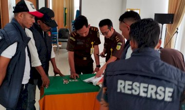 Ditresnarkoba-Polda-NTT-Tahap-II-kan-Lima-Tersangka-Narkotika-ke-Kejari-Ngada,-Plh.-Dirresnarkoba-Kombes-Pol-Sadjimin:-Proses-Sesuai-Prosedur