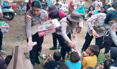 Kapolres-Flores-Timur-dan-Polwan-Turun-ke-Lokasi,-Ratusan-Rumah-Rusak-Akibat-Gempa-di-Adonara-Timur