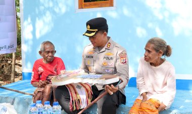 Kapolres-TTS-Serahkan-Rumah-Harapan-dari-Kapolda-NTT-kepada-Warga-Desa-Binaus