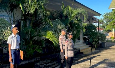 Dirbinmas-Polda-NTT:-Polisi-Jadi-Irup-di-SMP-St-Familia-Kupang,-Tanamkan-Disiplin-dan-Kesadaran-Berlalu-Lintas-Sejak-Dini