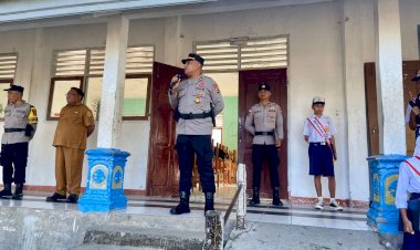 Iptu-Imanuel-Y.-Anin-Jadi-Irup-di-SMP-Negeri-19-Kupang,-Sampaikan-Edukasi-Lalu-Lintas-dan-Perlindungan-Anak