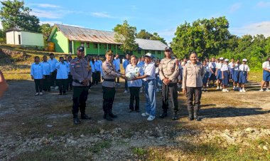 Ipda-Kadek-Suadyana-Jadi-Irup-di-SMA-Kristen-Negeri-Kupang,-Serahkan-Sarana-Kontak-untuk-Dukung-Aktivitas-Pelajar