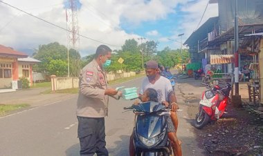 Bhabinkamtibmas-Desa-Boru-Bagikan-Masker,-Lindungi-Warga-dari-Abu-Vulkanik-Lewotobi