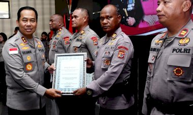Kapolda-NTT-Beri-Penghargaan-Empat-Personel-Brimob-atas-Dedikasi-Pembangunan-Jembatan-di-Wilayah-NTT
