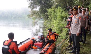 Kapolres-Manggarai-Timur-Pantau-Langsung-Pencarian-Hari-Kedua-Korban-Tenggelam-di-Danau-Ranamese