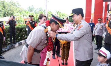 Haru-dan-Penuh-Penghormatan,-Kapolda-NTT-Pimpin-Tradisi-Pedang-Pora-Pelepasan-Brigjen-Pol-Baskoro-Tri-Prabowo