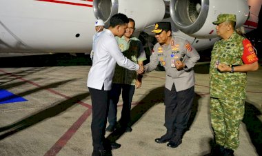 Kapolda-NTT-Sambut-Kedatangan-Wapres-RI-Gibran-Rakabuming-Raka-di-Bandara-El-Tari-Kupang