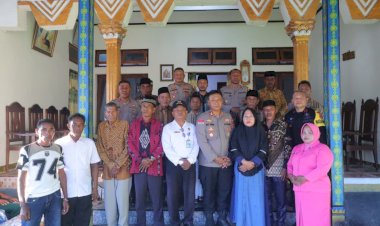 Sentuhan-Adat-dan-Restorative-Justice-Satukan-Kembali-Brimob-dan-Warga-Alor-Besar