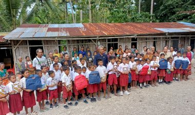 Sambut-HUT-Bhayangkara-ke-80,-Kapolda-NTT-Salurkan-Tas-dan-Buku-untuk-Siswa-SD-Negeri-Boof-di-Pedalaman-TTS