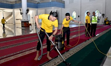 Sambut-Hari-Bhayangkara-ke-80,-Anggota-Polda-NTT-Gelar-Bhakti-Religi-di-Masjid-dan-Gereja