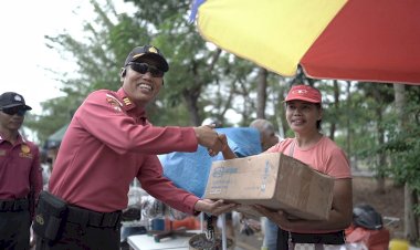 Sambut-HUT-Bhayangkara-ke-80,-Ditpamobvit-Polda-NTT-Bagikan-Kompor-Gas-Gratis-untuk-UMKM-di-Car-Free-Day-Kupang