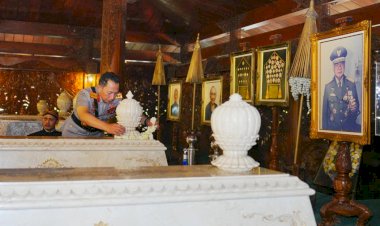 Usai-Soekarno-dan-Gus-Dur,-Kapolri-Ziarah-Tabur-Bunga-ke-Makam-Soeharto