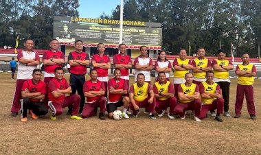 Tim-Merah-Juara,-Wakapolda-NTT-Cetak-Gol,-Laga-Mini-Soccer-PJU-Polda-NTT-Semarakkan-HUT-Bhayangkara-ke-80