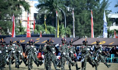 Presisi-dalam-Setiap-Gerak,-Kolone-Senjata-Satbrimob-Polda-NTT-Tuai-Decak-Kagum-di-Hari-Bhayangkara-ke-80