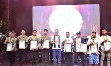 Malam-Puncak-HUT-Bhayangkara-ke-80,-Kapolda-NTT-Beri-Penghargaan-kepada-Personel-Berprestasi-dan-Brata-Tim-Boy-Band-Polres-Lembata