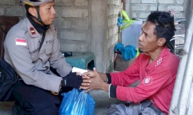 Gowes-Sambil-Bawa-Beras,-Kapolsek-Ende-Tempuh-Jarak-Jauh-Demi-Bantu-Penyandang-Disabilitas