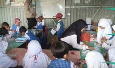 Masuk-Nominasi-Hoegeng-Awards-2024,-Aipda-Syamsuddin-Polisi-di-NTT-Bangun-Sekolah-untuk-Anak-Yatim